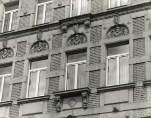 Dresden-Neustadt, Tieckstraße 21/Ecke Weintraubenstraße. Wohnhaus mit Restaurant (um 1890), Fenster (2. Obergeschoss)