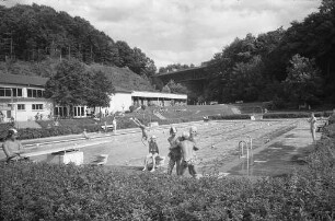 Badebetrieb im Freibad Wolfartsweier