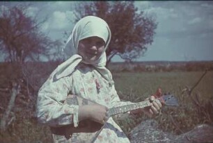 Zweiter Weltkrieg. Sowjetunion. Zur Einquartierung (wahrscheinlich in der Ukraine). Bauernmädchen mit Balalaika