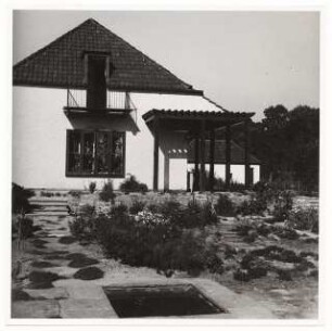 Garten am Landhaus van Beek am Seddiner See: Terrasse am Haus mit Pergola