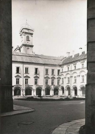 Vilnius. Universität. Außenansicht: Großer Hof der Universität (Hauptfront)