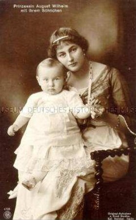 Alexandra Viktoria mit ihrem Sohn Alexander Ferdinand