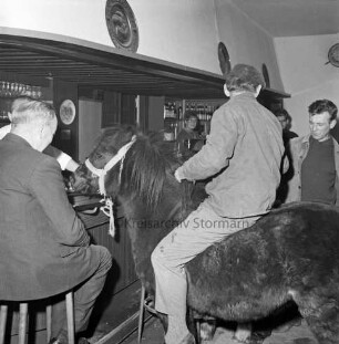 "Berliner Ring": Hotel: Berliner Ring: Bar: Schausteller Bubi Suhr sitzt auf Pony am Tresen: Wirt, Wirtin, Gäste