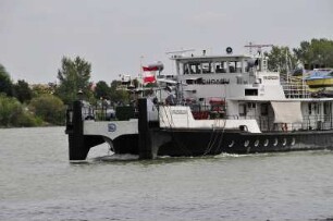 Frachtschiff : Ein Frachtschiff fährt in den Donauhafen. Aufgenommen am 2. September 2009 in Wien