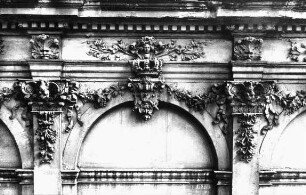Dresden, Zwinger, Architekturdetail: Pilasterkapitelle und ornamentaler Bauschmuck; 1709-1728: Matthäus Daniel Pöppelmann; Balthasar Permoser 1847-1854: Gemäldegalerie von Gottfried Semper; Pöppelmann, Matthäus Daniel; Permoser, Balthasar