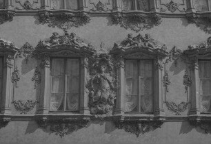 Würzburg: Haus zum Falken, Rokkoko Fensterfront