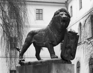 Löwe mit Wappen der Tschechoslowakischen Republik