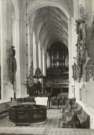 Luckau, Stadtkirche St. Nikolai. Inneres mit Taufe, Kanzel und Orgel