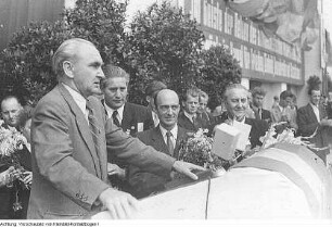 Dresden. Tag der Internationalen Brigaden. Heinrich Rau (Spanienkämpfer, Offizier der Internationalen Brigaden, Mitglied der DDR-Regierung) (2. von rechts), Juli 1952