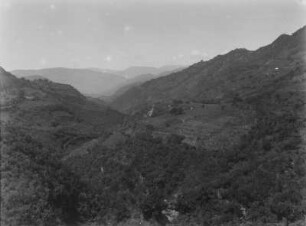Berglandschaft : Eine Berglandschaft mit Hügelketten, die bewaldete Talmulden umschließen.