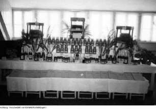Dresden, Strehlen, Sportplatz, Radrennen Internationale Friedensfahrt, Donath-Ausstellung (Produkte der Obstkelterei Donath, ab 1950 VEB Lockwitzgrund), Oktober 1951