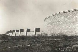 Weimar. Nationale Gedenkstätte Buchenwald auf dem Ettersberg. Außenmauer mit östlichem Ringgrab. Bauzustand November 1956