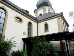 Kirche-Ansicht von Südwesten mit Langhaus (im Kern Gotisch) - im 18 Jh Barock überarbeitet und um Querhaus erweitert