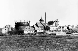 Reproduktion: Gaswerk: Lübecker Straße: Blick von Südwesten: mit Gasometer, Kraftwerk, Schornstein: davor Gewächshäuser der Gärtnerei Lichtenberg: vorne Weide
