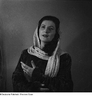 Christel Goltz im Kostüm der Amelia in "Ein Maskenball" : Christel Goltz im Kostüm der Amelia in "Ein Maskenball" von Giuseppe Verdi. Staatsoper Dresden, Neueinstudierung 02.02.1946 (konzertant unter Leitung von Joseph Keilberth)