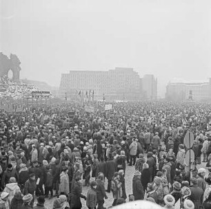 Dresden-Altstadt, Neumarkt, Gedenkkundgebung anläßlich des 35. (?) Jahrestages der Zerstörung Dresdens an der Ruine der Frauenkirche
