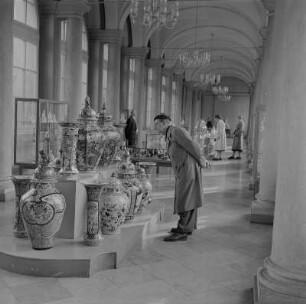 Dresden. Zwinger, Porzellansammlung. Blick durch die Langgalerie mit Ausstellungsvitrinen und Vasen (Selbstporträt? des Fotografen)
