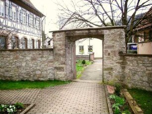 Kirchhof im Osten mit Kirchhofmauer (Wehrgang abgetragen) und Rest des ehemaligen Kammertors