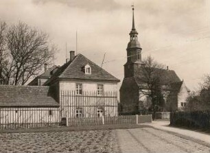 Niederrödern bei Radeburg. Kirche und Schule von Südwesten