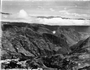 Sorata mit Wolkenbank : Berglandschaft mit Wolken und Tal
