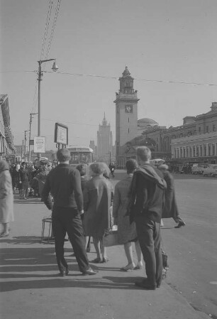 Moskau. Straßenszene, im Hintergrund Außenministerium der Russischen Föderation?