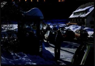 Hinterzarten: Straße zum Thomahof, Sonntagsbetrieb, mit Telefonzelle