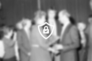 Amtseinführung: Hans-Peter Busch: Bürgerhaus: Gratulation einer Dame mit Übergabe eines Präsents an Hans-Peter Busch: weitere Personen im Hintergrund: 30. März 1984
