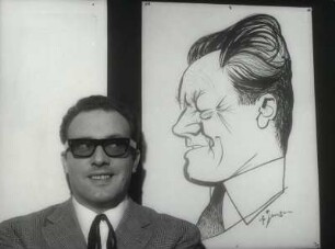 [Achim Strietzel mit Karikatur von Willy Brandt]