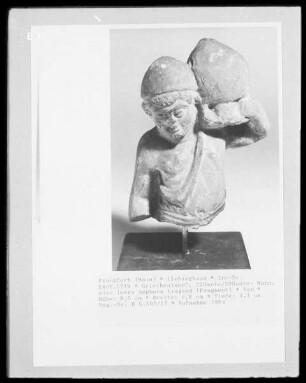Mann, eine leere Amphora tragend