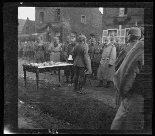 Biache-Saint-Vaast (Dep. Pas-de-Calais, Frankreich): "Seine Majestät der König [Ludwig III.] verteilt Auszeichnungen"