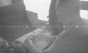 Selbstversenkung des Hochseepassagierdampfers "Columbus" am 19. Dezember 1939, Blick in das Zugabteil während der Überführung von Besatzungsangehörigen vom Internierungslager auf Ellis Island in das Internierungslager auf Angel Island, Kalifornien