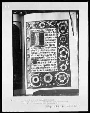 Gebetbuch mit Kalendarium — Initiale I und Vollbordüre, Folio 187recto