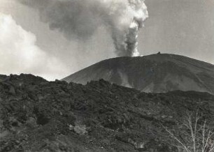 Golf von Neapel. Vesuv (1270 m) in Tätigkeit. Blick vom Monte Somme auf den jüngsten Eruptionskegel mit der oberen Standseilbahn (HAPAG-Mittelmeerfahrt der Oceana Leonhardt 1929)