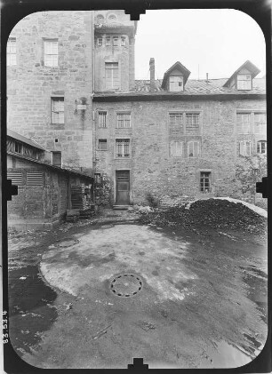 Römhild. Schloß Glücksburg (1465/1491, Umbau 1539/1546; P. Dauth, Umgestaltung 1676/1680). Hofansicht