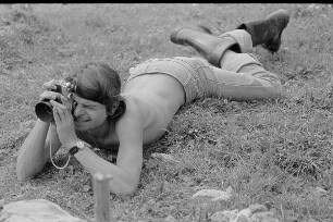 Čičmany. Akt-Pleinair 1980. Claus Baumann fotografiert auf dem Bauch liegend