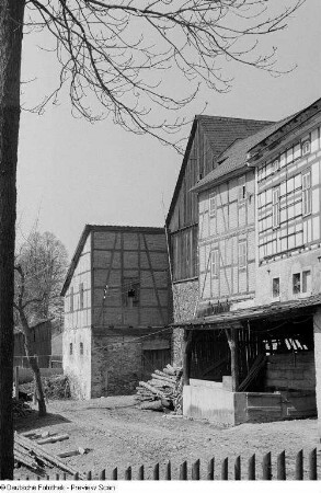 Blick auf ein Gehöft (vermutlich in Thüringen)