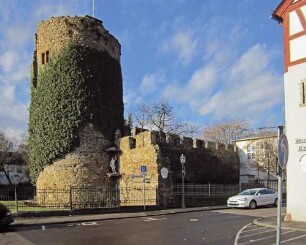 Reste der Stadtmauer mit Türmen und Schalentürmen; Eltville, Kiliansring 1, Rheinstraße, Platz von Montrichard, Matheus-Müller-Platz 1, Kiliansring 3
