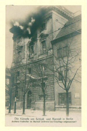 Novemberrevolution: "Die Kämpfe um Schloß und Marstall in Berlin. Artillerie-Volltreffer im Marstall (während des Einschlags aufgenommen)"