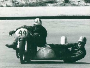 AVUS-Motorradrennen. Motorrad mit Seitenwagen in der Kurve