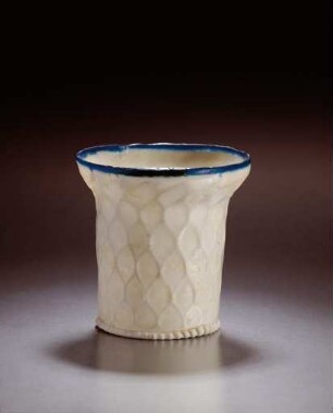 Milchglasbecher mit blauem Rand