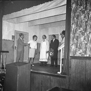 Laienspielbühne Oststeinbek: Behns Gasthof: Saal: Aufführung der niederdeutschen Komödie "Sluderkram in't Treppenhus": Blick auf die Bühne mit Max Schellhorn, Peter Balzereit, Gudrun Kahlbohm, Karl Adolphi und Erna Wehner