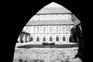 Alpirsbach: Kloster Alpirsbach, Durchblick durch Bogen auf Hof des Kreuzganges