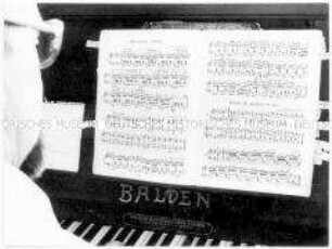 Blick auf aufgeschlagene Noten auf einem Klavier (Altersgruppe 18-21)