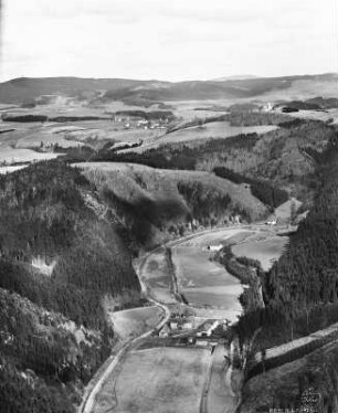 Sächsische Schweiz. Kirnitzschtal mit Lichtenhainer Mühle gegen Ottendorf und Wachberg. Luftbild-Schrägaufnahme von Südwest