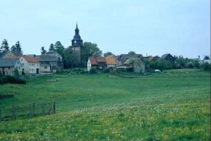 Blick auf den Ort mit der Kirche