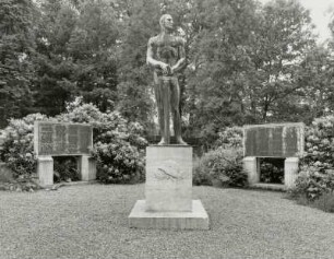 Ehrenmal für die Gefallenen im Deutsch-Französischen und im 1. Weltkrieg : Ehrenmal für die Gefallenen im Deutsch-Französischen und im 1. Weltkrieg. Stein, Metall (nach 1918). Oberlungwitz, Friedhof