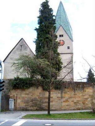 Ansicht von Westen mit Kirche (Langhaus romanisch mit Schlitzfenster im Giebelbereich) sowie romanischem Kirchturm über Kirchhofmauer-13042008il--