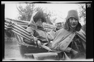 [Taubertal (Lkre. Würzburg und Ansbach und Baden-Württemberg):] 1 Dame, 1 Offizier [Generalfeldmarschall Colmar von der Goltz (?)] und ein weiterer Offizier [Enver Bey ("Pertev Bey") (?)] in einer Motorkutsche beim Kaisermanöver "nach der Kritik"