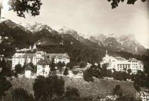 Sinaia. Sommervillen des Königlichen Hauses am Südausgang des Predealpasses. Im Hintergrund die Südkarpaten von Süden gesehen