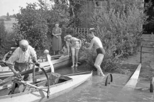 Wallhausen: am Bodensee; Fertigmachen des Saurier-Paddelboots